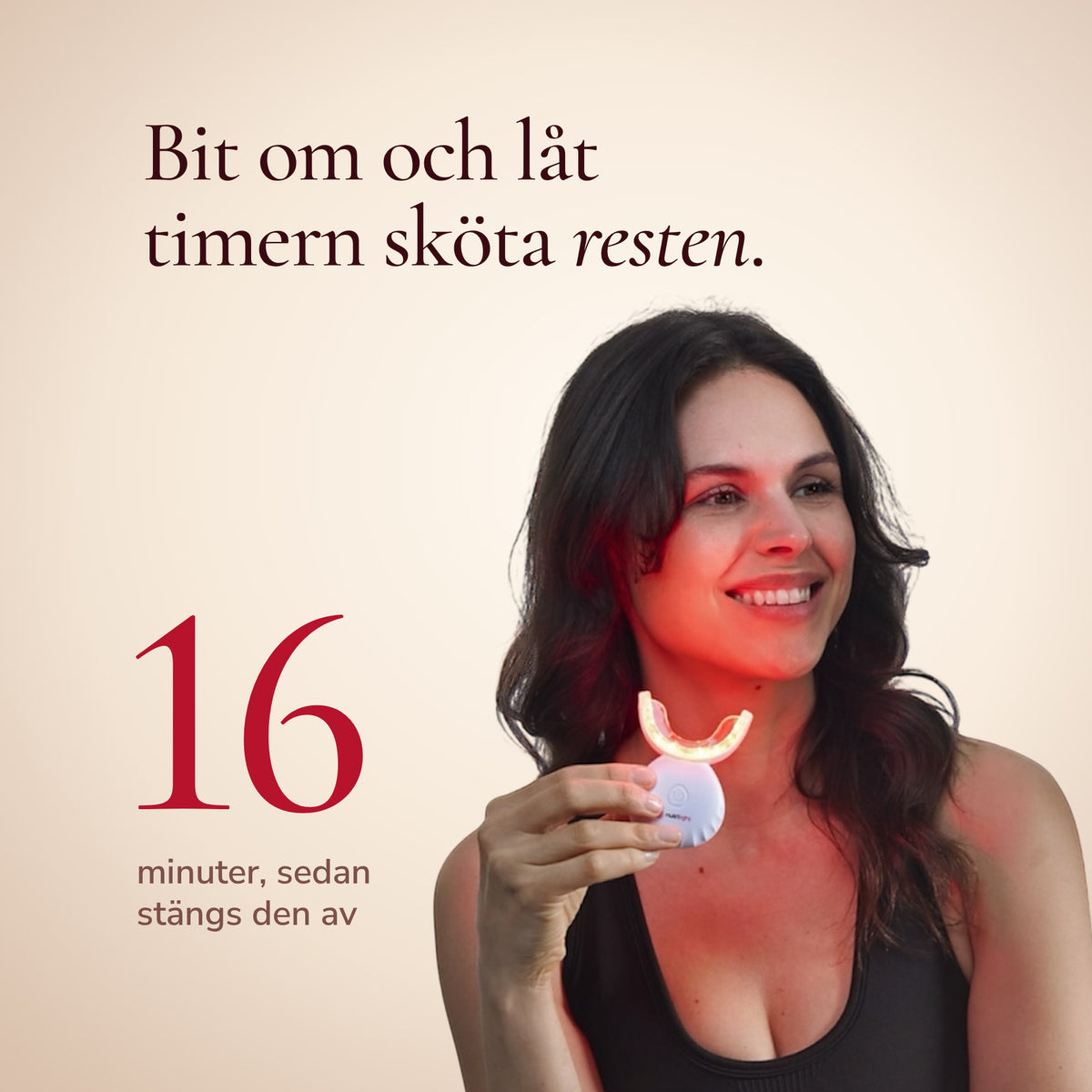 Smilende kvinne holder The Cherry som lyser rødt. Timeren slår av munnpanelet etter 16 minutter.