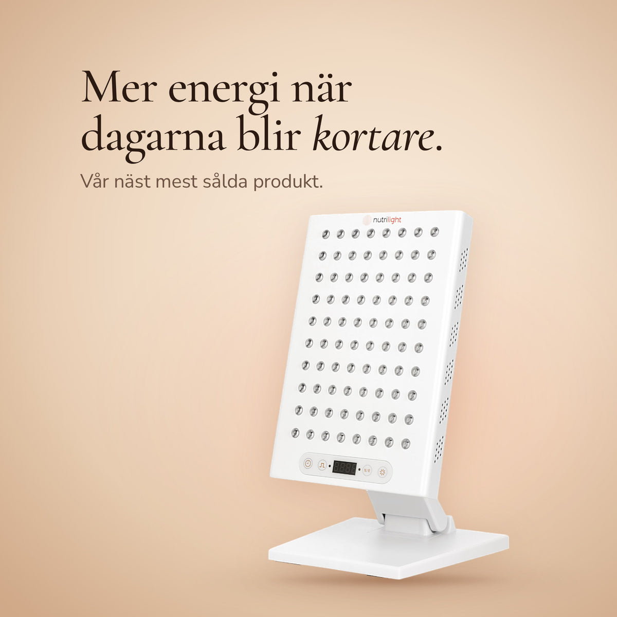 Fox rödljuspanel på sitt inbyggda stativ mot en varm sandfärgad bakgrund. Mer energi när dagarna blir kortare. Vår näst mest sålda produkt.