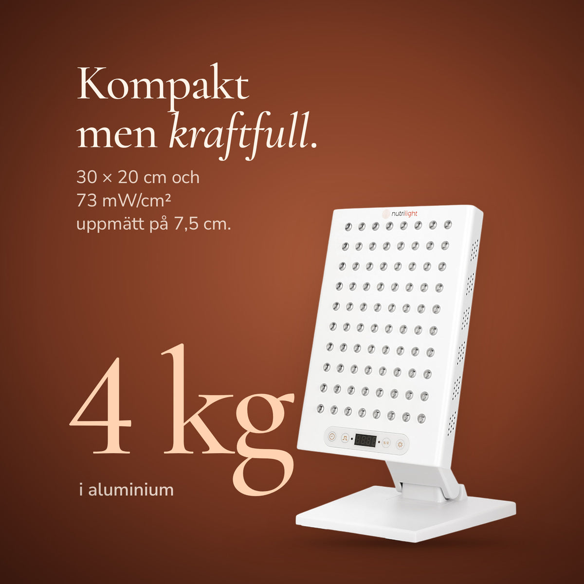 Ræven mod en terrakottafarvet baggrund. Kompakt, men kraftfuld: 4 kg, 30 × 20 cm og 73 mW/cm² målt ved 7,5 cm.